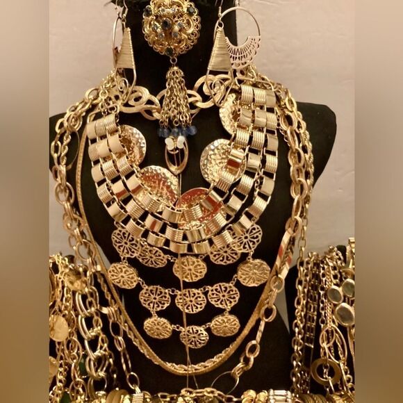 Premium Vintage Jewelry Lot~ 2 LBs Estate necklace earrings, rings, bracelet - Picture 3 of 10